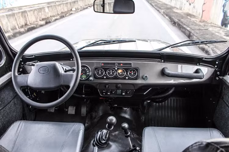 Tương tự như ngoại thất, nội thất của xe vẫn cực kỳ tối giản với vô-lăng hai chấu làm bằng nhựa cứng, ghế ngồi bọc vải nỉ, các chi tiết thiết kế sơ sài... Xe sử dụng động cơ xăng 2.7 L với lực mô-men xoắn lớn nhất 210 N.m, cùng công suất cực đại 128 mã lực, kết hợp với hộp số sàn 5 tốc độ. Xe được dẫn động 2 cầu với cần số phụ cài chế độ 4H, 4L, 2H.