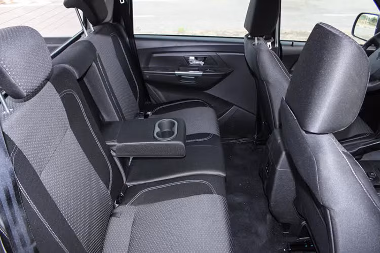 Thùng sau của Pickup có kích thước khá lớn với chiều dài 1375 mm, rộng 1265 mm và cao 635 mm. Như vậy, thể tích của thùng sẽ đạt 1104 lít. Tuy nhiên, tải trọng của xe lại chỉ có 725 kg. Tương tự như ngoại thất, nội thất của Pickup cũng có thiết kế tương tự Patriot. Dù chiếc Pickup này thuộc phiên bản Limited cao cấp nhất nhưng các vật liệu sử dụng trong cabin vẫn chỉ là nỉ, giả da và nhựa cứng.