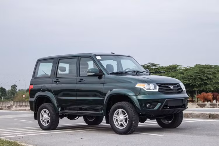 Cùng phân khúc SUV, chiếc UAZ Patriot đã ra mắt lần đầu cách đây hơn 11 năm. Các kích thước D x R x C của xe lần lượt là 4.750, 2.760 và 1.910 mm cùng chiều dài cơ sở 2.760 mm và khoảng sáng gầm 210 mm. Dù ra đời trong thế kỷ 21 nhưng thiết kế của Patriot vẫn rất vuông vức như những chiếc xe ra đời từ thập niên 90.