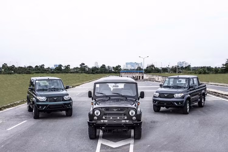 Trong thông cáo báo chí gửi đi vào sáng ngày 13/3/2017, đại diện hãng ôtô Nga UAZ đã chính thức công bố giá bán của 3 mẫu xe là UAZ Hunter, UAZ Pickup và UAZ Patriot. Đồng thời thương hiệu xe Nga cho biết đại lý ủy quyền đầu tiên thực hiện phân phối và bảo hành xe UAZ tại Việt Nam là AutoK, có trụ sở tại Hà Nội.