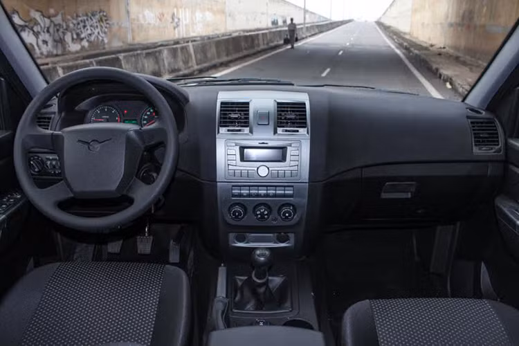 Patriot đã có sự nâng cấp đáng kể so với các dòng UAZ cổ điển nhưng không đáng kể so với cac mẫu xe cùng phân khúc hiện nay. Những trang bị tiện nghi đáng kể bao gồm; ghế trước có sưởi, dàn âm thanh FM/MP3/USB. Các trang bị an toàn của mẫu xe này bao gồm ABS, EBD, camera lùi... nhưng chỉ có mặt trên phiên bản cao cấp.