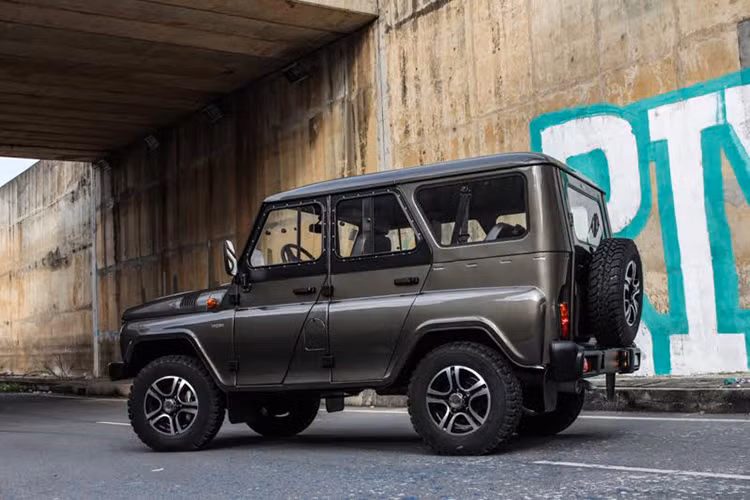 So với chiếc UAZ-469 quen thuộc, mẫu xe SUV Hunter chỉ có một số khác biệt không đáng kể. Cụ thể, xe có chiều dài 4.100 mm, rộng 1.730 mm, cao 2.025 mm, chiều dài cơ sở 2.380 mm và chiều cao gầm 210 mm. Ngoại thất không có nhiều nâng cấp so với những chiếc 469 trước đây, có lẽ chiếc xe này chỉ tập trung vào tính năng off-road.