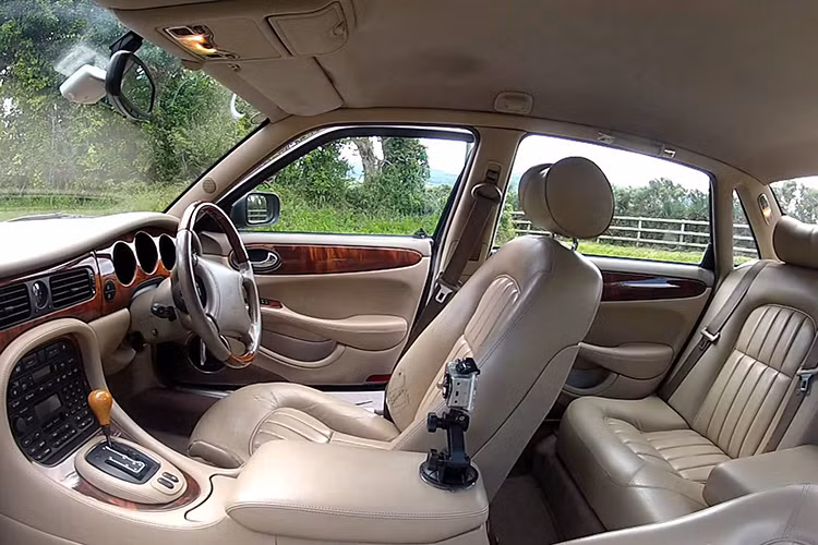 Ngoài ra, chiếc Jaguar Daimler V8 Super LWB còn có những nút bấm đặc biệt để đưa không khí vào bên trong xe. Trao đổi với hãng Daimler, Nữ hoàng Anh khẳng định bà muốn tận hưởng không khí trong lành khi lái xe nhưng không thích bị gió thổi thẳng vào mặt. Tiếp đến là bật lửa điện tử đi kèm nút bấm bí mật, có tác dụng kích hoạt đèn neon được giấu kín để các mật vụ xác định vị trí của Nữ hoàng...