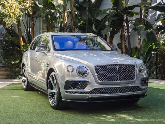 Không chỉ sở hữu những chiếc xe "thửa riêng", Nữ hoàng Anh Elizabeth đệ nhị còn là khách hàng đầu tiên trên thế giới của dòng SUV siêu sang Bentley Bentayga. Hãng Bentley đã hứa sẽ trao chiếc Bentayga đầu tiên cho Nữ hoàng Anh. Dự đoán, chiếc Bentayga của Nữ hoàng Anh sẽ không phải là xe tiêu chuẩn mà đã được bổ sung nhiều chi tiết đặc biệt.
