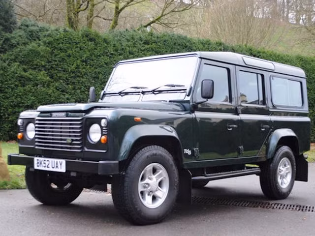 Theo ông McElroy, dòng xe yêu thích của Nữ hoàng Anh Elizabeth đệ nhị luôn là Land Rover Defender. Ông McElroy khẳng định Nữ hoàng Anh từng sở hữu gần 30 chiếc Land Rover Defender khác nhau. Vào năm 2002, hãng Land Rover đã chế tạo một chiếc Defender đặc biệt dành riêng cho Nữ hoàng Anh.
