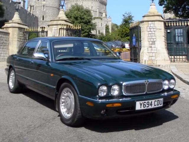 Jaguar Daimler V8 Super LWB này trở thành xe cá nhân của Nữ hoàng Anh trong 3 năm sau khi được đưa vào cung điện Buckingham từ năm 2001. Nữ hoàng Anh đã thường xuyên sử dụng chiếc Buckingham để lái quanh lâu đài Windsor hoặc đi thăm bạn bè. Chiếc xe có một chi tiết đặc biệt là ngăn chứa đồ với nắp trượt ở bệ tì tay trung tâm.