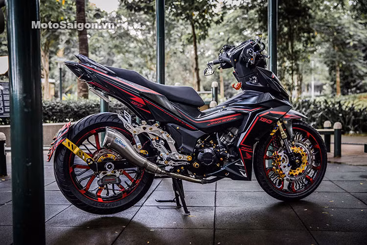 Về tổng thể, chiếc xe côn tay cỡ nhỏ nhà Honda được người chơi sử dụng tone màu chính là Đen và dùng các đường nét màu đỏ để làm điểm nhấn. Với kiểu dáng underbone đầy hấp dẫn, chiếc xe không quá loè loẹt, mà về ngoài hình chiếc xe nhìn cứng cáp và hầm hố hơn nhiều.