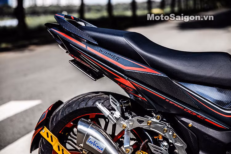 Ở phần đuôi xe, chiếc xe đã được người chơi tháo bỏ dè sau và nâng lên cao hơn. Chắn bùn sau được độ mới giông như nhiều mẫu xe môtô phân khối lớn hiện đang được ưa chuộng tại Việt Nam. Dàn decal 5D được làm mới nổi với vân sần màu đen khiến chiếc xe đầy mạnh mẽ.