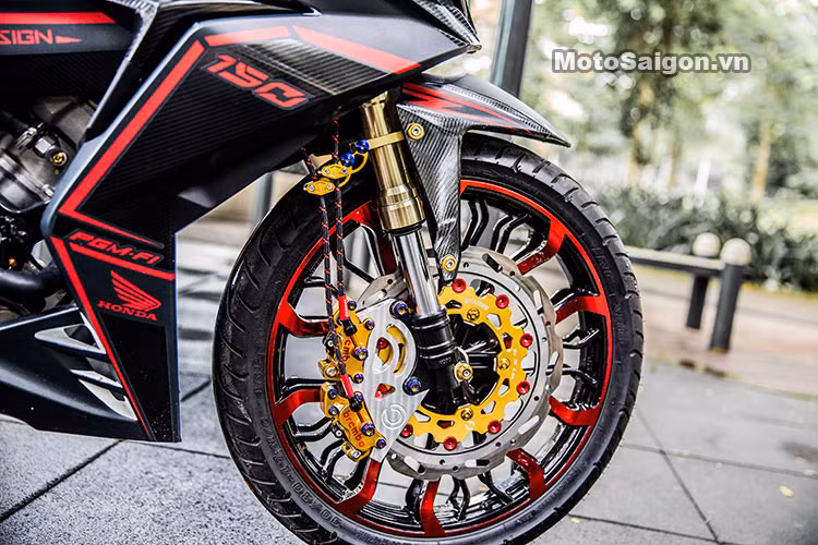 "Dàn chân" trước của chiếc xe đã được nâng cấp với mâm Kuni mới thiết kế độc đáo, đĩa Boushi lớn, cặp heo Brembo đồ chơi và phuộc USD Shafer. Toàn bộ các đèn chiếu sáng phía trước của chiếc xe máy côn tay cũng đã được phủ decal tối màu cực ngầu, "sẹc tông" với tổng thể xe.