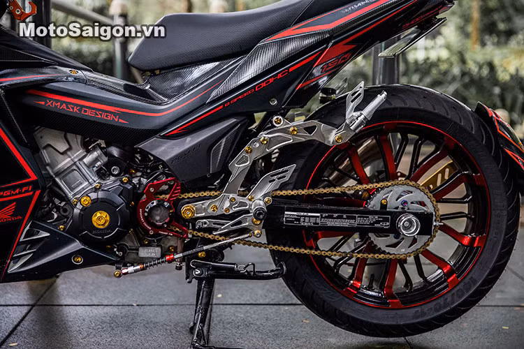 Do là dòng xe khá mới nên Winner chưa có một bộ để chân được thiết kế riêng, chính vì vậy chủ xe đã lựa chọn dàn để chân nhôm dạng "kiểng" chuyên để độ cho dòng Exciter để "lắp tạm" cho xe. Những chiếc ốc đầy màu sắc cũng tạo thêm điểm nhấn cho Winner.