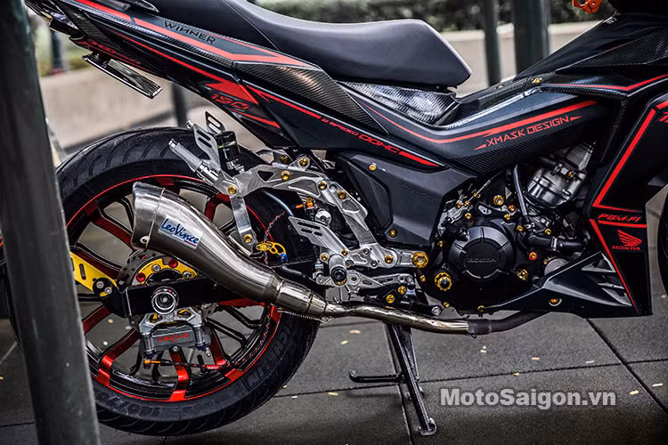 Bánh sau của xe sau khi được độ mâm cũng đã được chủ nhân thay cho cặp lốp lớn hơn, dè chắn bùn đồ chơi kiểu mới. Chiếc Winner 150 độ này sau khi lên tem đấu decal carbon 5D và 1 số món đồ chơi… nhìn chất và hầm hố hơn rất nhiều so với nguyên bản.