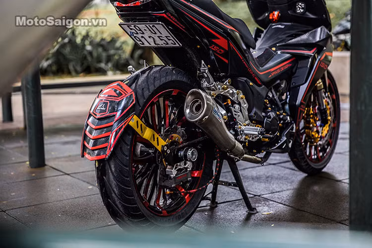 Pô đồ chơi LeoVince kiểu GP cho công suất xe mạnh hơn và tiếng nổ lớn, đầm. Ngoài ra ở phía sau, Winner cũng đã được trang trí bằng đĩa Boushi và mâm Kuni "hàng hiệu". Bên cạnh đó, loạt ốc kiểng và dây dầu mới cùng các chi tiết "kiểng"... cũng giúp cho chiếc xe hoàn chỉnh hơn.