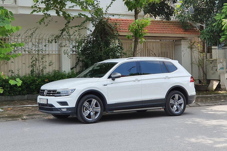 Tại thị trường Việt Nam, giá xe Volkswagen Tiguan Allspace mới chính hãng đang bán ra là 1,729 tỷ đồng. Chiếc xe trong bài viết này mới được chủ nhân mua và đăng ký năm 2019, chỉ mới lăn bánh được 4000km nhưng chào bán chỉ 1,6 tỷ đồng - khá phù hợp cho những tín đồ yêu xe Đức, đặc biệt là thương hiệu Volkswagen.