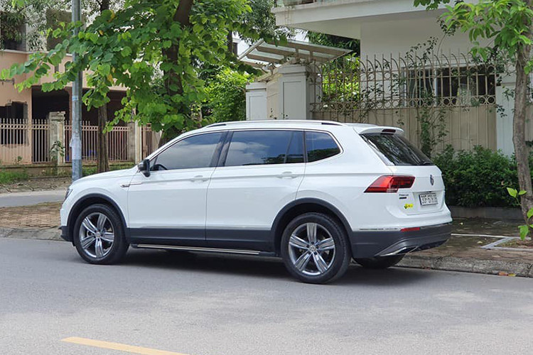 SUV 7 chỗ Volkswagen Tiguan Allspace có chiều dài 4,7m, hơn Tiguan hiện tại 26,8 cm, phần đầu xe từ trục bánh xe trước đến hết cản trước được thiết kế khí động học hoàn hảo, ngắn hơn bản thường 2,9cm, tạo ra chỗ ngồi rất rộng rãi cho hàng ghế thứ 2 và thứ 3. Chiều dài 4,7m cũng khiến Tiguan Allspace trở thành chiếc xe rộng rãi hơn nhiều so với các xe 5+2 có trục cơ sở tiêu chuẩn.