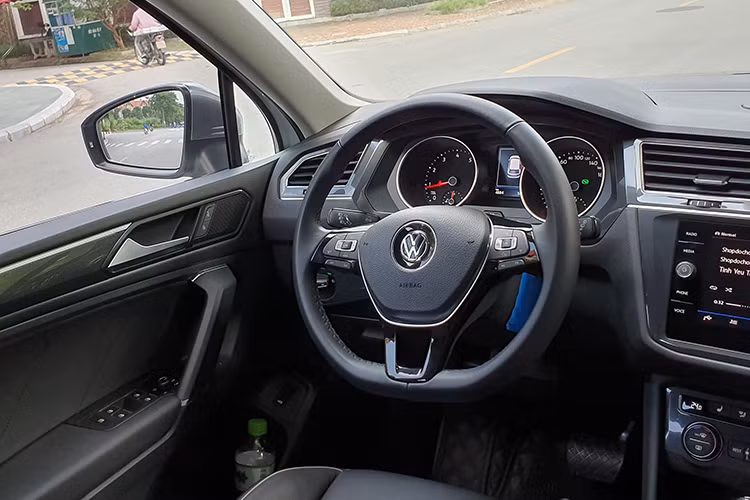 Xe được trang bị điều hóa khí hậu 3 vùng, có cụm điều chỉnh riêng cho hàng ghế phía sau. Vô lăng điều chỉnh 4 hướng, tự thu lại khi va đập. Ghế lái chỉnh điện 14 hướng và có chức năng massage ở hàng ghế trước. Toàn bộ các ghế bọc da cao cấp. Cốp sau đóng mở bằng điện với chức năng đá cốp giúp người dùng rảnh tay khi cần mang vác hành lí.