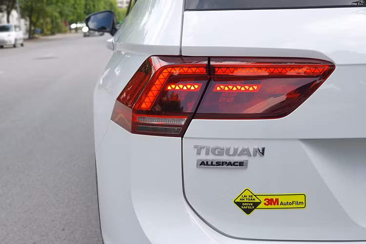 Hệ thống đèn của xe ấn tượng với cụm đèn pha LED và đèn sương mù chủ động điều chỉnh khoảng chiếu sáng khi vào cua hay rẽ..., cụm đèn sau LED có độ chiếu sáng tương phản cao. Đuôi xe thể thao và tinh tế với hệ thống ống xả kép ở hai bên và dấu ấn “all space” mạ crôm in nổi. Xe sở hữu bộ mâm đúc hợp kim nhôm 19-inch 5 chấu “Victoria Falls”.