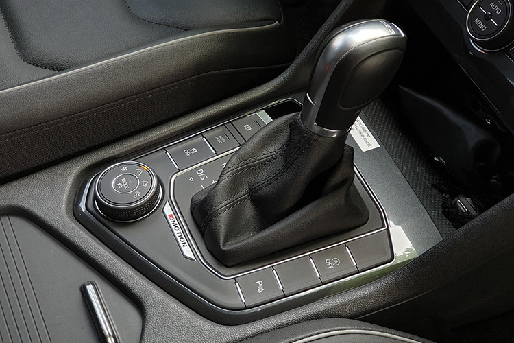 Công suất từ động cơ được truyền qua hộp số tự động DSG ly hợp kép 7 cấp. Hệ thống dẫn động 4 bánh toàn thời gian 4Motion đảm bảo độ bám đường tối ưu trong mọi điều kiện vận hành, giúp cho chiếc xe có thể tăng tốc từ 0-100km/h chỉ trong 7.9 giây, trước khi đạt tốc độ tối đa là 198km/h (đã hạn chế bằng điện tử).