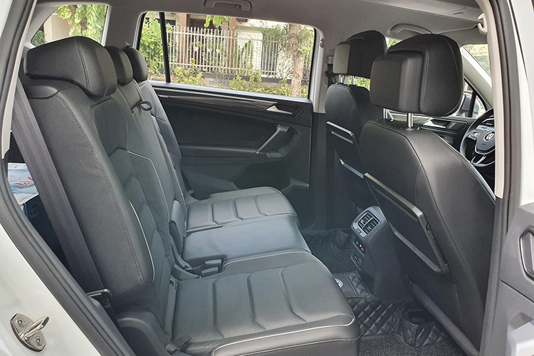 Trang bị an toàn tiêu chuẩn của Tiguan Allspace bao gồm; hệ thống chống bó cứng phanh ABS, hỗ trợ lực phanh khẩn cấp BA, chống trược khi tăng tốc ASR, ổn định thân xe điện tử ESC, phanh đỗ chống trôi xe Auto-Hold, ECO start/stop tái tạo năng lượng phanh, hệ thống kết nối ghế an toàn cho trẻ em ISOFIX, cảnh báo suất lốp...