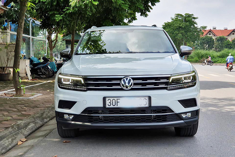 Mẫu SUV 7 chỗ Volkswagen Tiguan Allspace mới được công bố lần đầu tiên vào đầu năm 2018 và thu về hơn 200 đơn hàng trong những tháng đầu giới thiệu tại thị trường Việt Nam. Đây được xem là mẫu xe kén khách, nhưng lại khá ổn định bởi mang trên mình thương hiệu VW. Mới đây một chủ nhân của dòng xe này tại hà Nội đã bất ngờ chào bán trên sàn xe cũ.