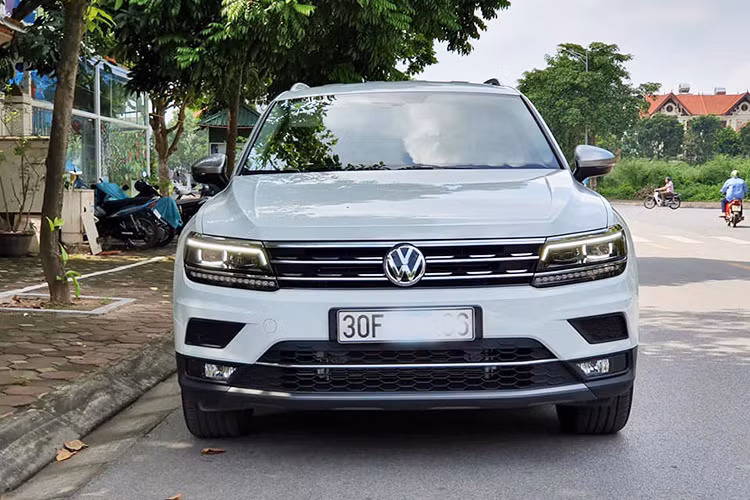 Mẫu SUV 7 chỗ Volkswagen Tiguan Allspace mới được công bố lần đầu tiên vào đầu năm 2018 và thu về hơn 200 đơn hàng trong những tháng đầu giới thiệu tại thị trường Việt Nam. Đây được xem là mẫu xe kén khách, nhưng lại khá ổn định bởi mang trên mình thương hiệu VW. Mới đây một chủ nhân của dòng xe này tại hà Nội đã bất ngờ chào bán trên sàn xe cũ.