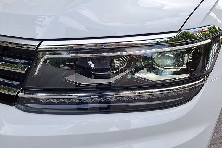 Tiguan Allspace có thiết kế sắc nét góc cạnh với các đường cong và gân dập nổi hai bên thân xe cho cấu tạo khí động học được tối ưu. Khung xe liền khối với thiết kế kết cấu thép chịu lực cho mức độ an toàn bảo vệ hành khách gần như hoàn hảo khi có va chạm. Lưới tản nhiệt thiết kế mạnh mẽ cùng với hệ thống đèn pha và logo VW lớn.