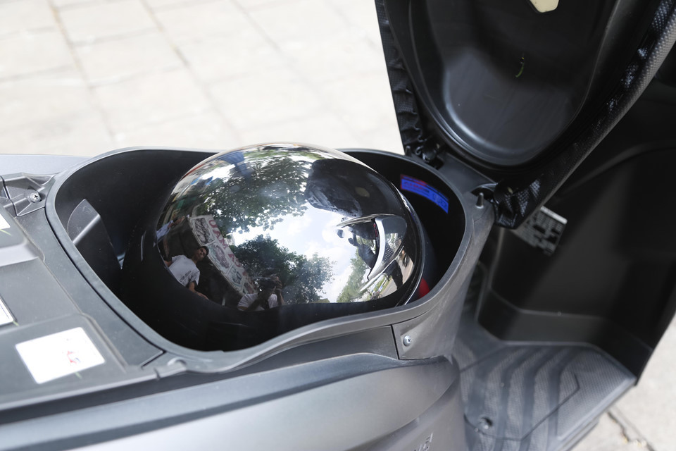 Cốp xe dung tích lớn, có thể bỏ vừa một nón bảo hiểm trùm đầu.