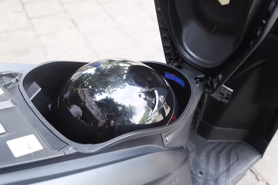 Cốp xe dung tích lớn, có thể bỏ vừa một nón bảo hiểm trùm đầu.