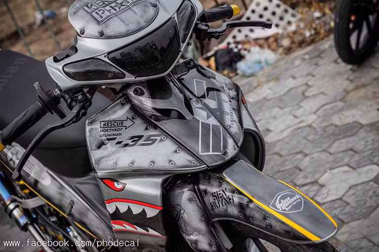 Ngoài dàn áo độc, lạ - chiếc xe còn được trang bị đồ chơi ở phần đầu xe như; cùm côn, cùm thắng dầu Racing Boy, cùm tăng Domino...