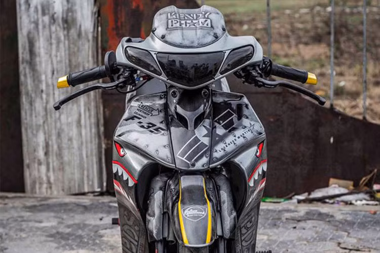 Lấy ý tưởng từ chiếc chiến đấu cơ F-35 siêu mạnh mẽ, Pho Decal đã khoác lên chiếc 2 thì bộ cánh hoàn toàn khác với phần đầu "cá mập" càng giúp chiếc xe trở nên nổi bật và chất chơi hơn bao giờ hết.