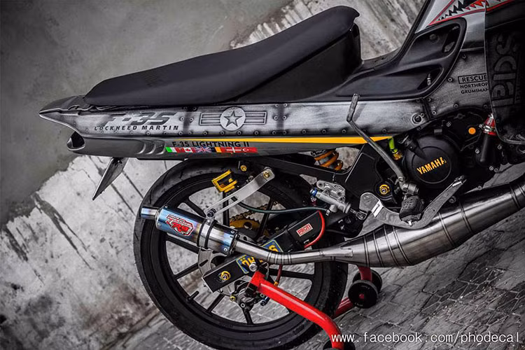 Chủ nhân của chiếc xe này ngoài việc trang bị cho nó pô R9 đầy mạnh mẽ, nổi bật còn có thêm bộ bình dầu Rizoma, giảm xóc Ohlins "hàng hiệu" cùng với phanh Brembo an toàn hơn so với những trang bị nguyên bản theo xe.