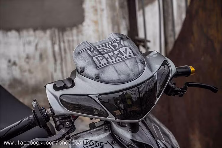 Dàn đầu xe ngoài các bộ phận được lên đồ chơi, dàn đèn pha còn được chủ nhân trang bị cho nó "ánh mắt" màu khói đầy bí hiểm và ma mị.