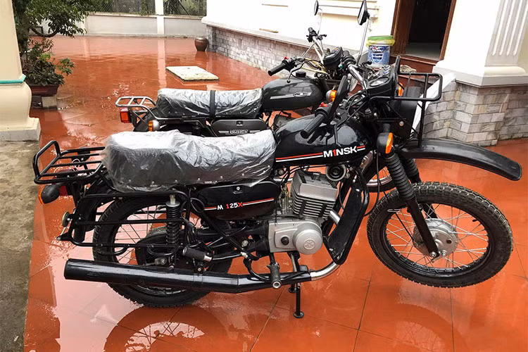 Không còn là thuần Liên Xô như Minsk cũ nhưng vẫn mang dáng dấp dòng xe đình đám một thời, đi kèm động cơ hai thì "phun khói", nó khiến cộng đồng yêu xe đặt dấu hỏi về xuất xứ của M1nsk M125X và cho rằng với chuẩn động cơ 2 thì liệu chiếc xe có vượt qua việc kiểm tra khí thải.