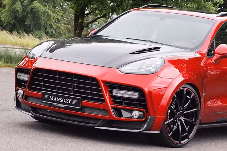 Rất nhiều chi tiết được làm bằng sợi carbon, từ cánh gió cản trước, ca-pô, ốp sườn, cản sau và nhiều chi tiết khác.