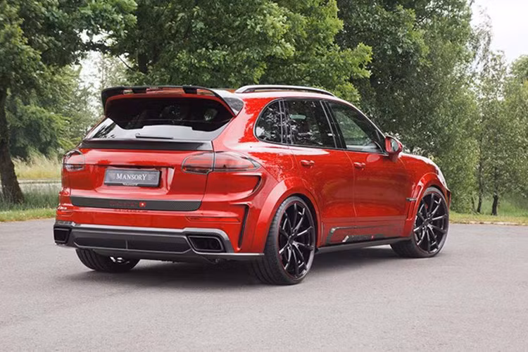 Về ngoại hình, bộ bodykit mới của Mansory khiến chiếc Cayenne thay đổi mạnh mẽ về kiểu cách, từ trước đến sau.
