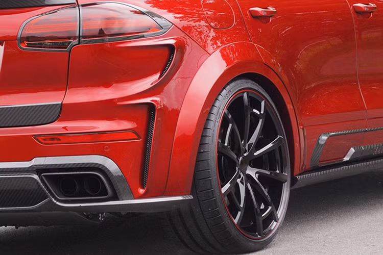 Kết hợp với bộ bodykit mới, xe được trang bị bộ mâm 23-inch Mansory thiết kế 5 chấu độc đáo, kết hợp với lốp Michelin 315/25R23 trên cả 4 bánh.