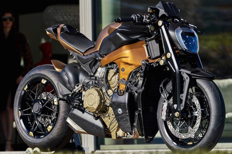 Ngoài ra, xe còn được trang bị hàng loạt các chi tiết như: Nắp bình xăng, tay côn tay thắng, bình dầu…từ thương hiệu Rizoma. Giá xe V4 Penta Ducati được công bố ở mức 100.000 Euro (tương đương hơn 2,6 tỉ đồng).