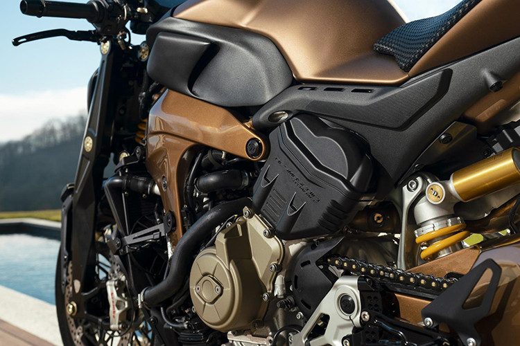 Bộ mâm 3 chấu thể thao nguyên bản của siêu môtô Ducati Panigale V4 cũng đã được thay thế bằng mâm hợp kim siêu nhẹ SXich của Jonich, bộ mâm đa chấu với thiết kế cực kỳ thu hút khi xe lăn bánh.