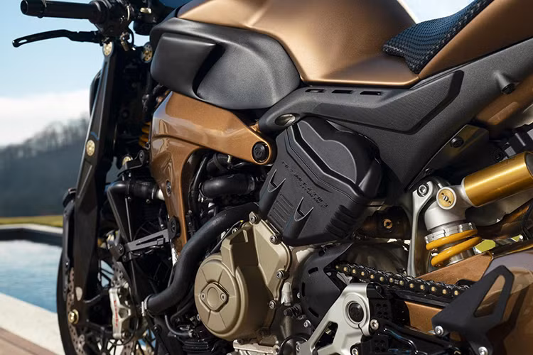 Bộ mâm 3 chấu thể thao nguyên bản của siêu môtô Ducati Panigale V4 cũng đã được thay thế bằng mâm hợp kim siêu nhẹ SXich của Jonich, bộ mâm đa chấu với thiết kế cực kỳ thu hút khi xe lăn bánh.