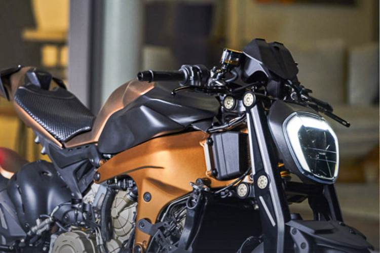 Đáng chú ý là cụm đèn pha trước thừa hưởng từ mẫu Ducati Diavel 2019 với thiết kế dẹt chạy nổi đèn LED định vị ban ngày cực kỳ nổi bật.