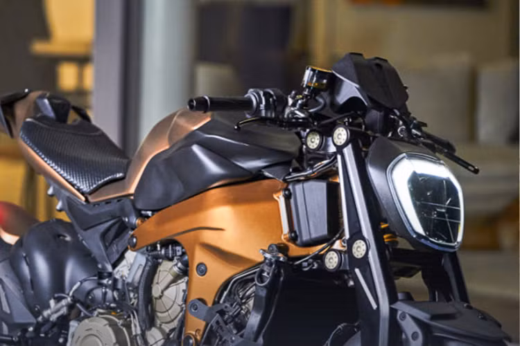 Đáng chú ý là cụm đèn pha trước thừa hưởng từ mẫu Ducati Diavel 2019 với thiết kế dẹt chạy nổi đèn LED định vị ban ngày cực kỳ nổi bật.