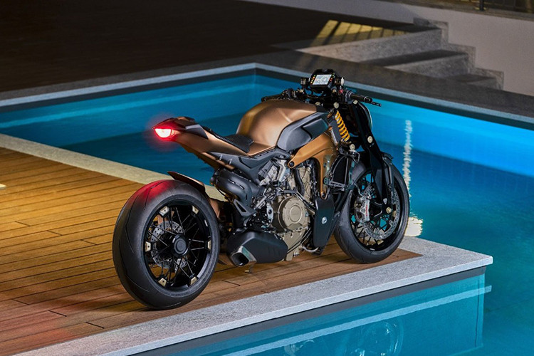 Điểm gây ấn tượng mạnh nhất của bản độ Ducati V4 Penta đặc biệt này chính là nằm ở hệ thống treo trước, đây là hệ thống phuộc F-Girder được nghiên cứu và phát triển bởi hãng độ đình đám Officine GP Design, Ý.