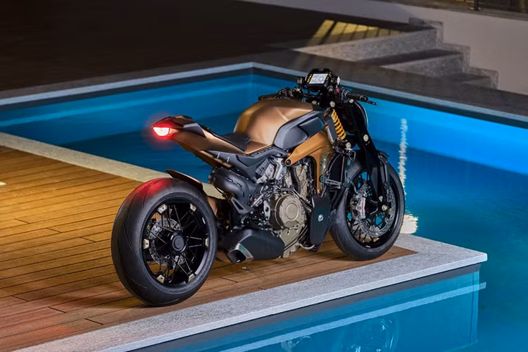 Điểm gây ấn tượng mạnh nhất của bản độ Ducati V4 Penta đặc biệt này chính là nằm ở hệ thống treo trước, đây là hệ thống phuộc F-Girder được nghiên cứu và phát triển bởi hãng độ đình đám Officine GP Design, Ý.