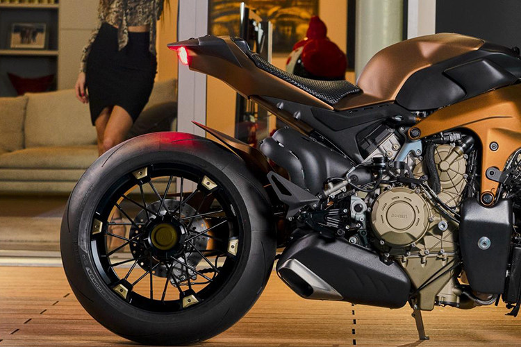 Phuộc sau của xe cũng được hãng độ Officine GP Design của Ý giữ nguyên bản với phuộc Monoshock bình dầu rời thương hiệu Ohlins