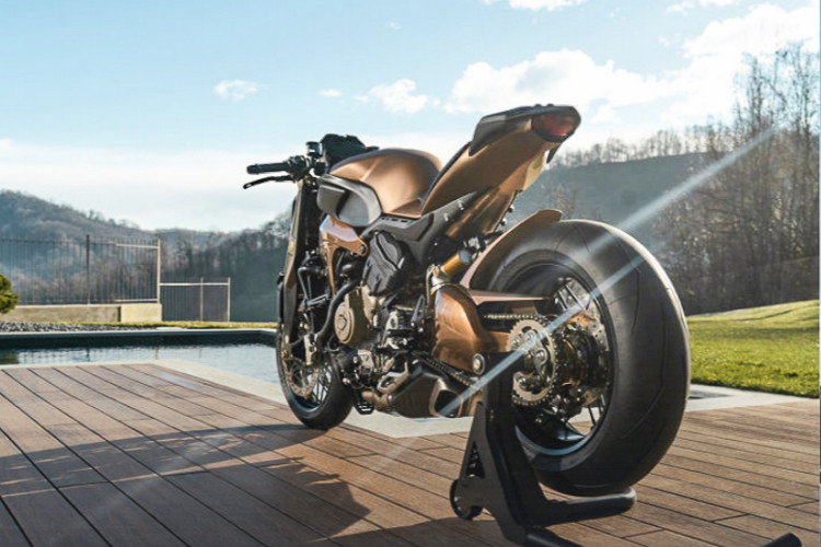 Yên xe được bọc da dệt thủ công của Foglizzo Leather, loại da xịn được sản xuất riêng kết hợp cùng miếng đệm tựa lưng in nổi logo V4 Penta đẹp mắt.