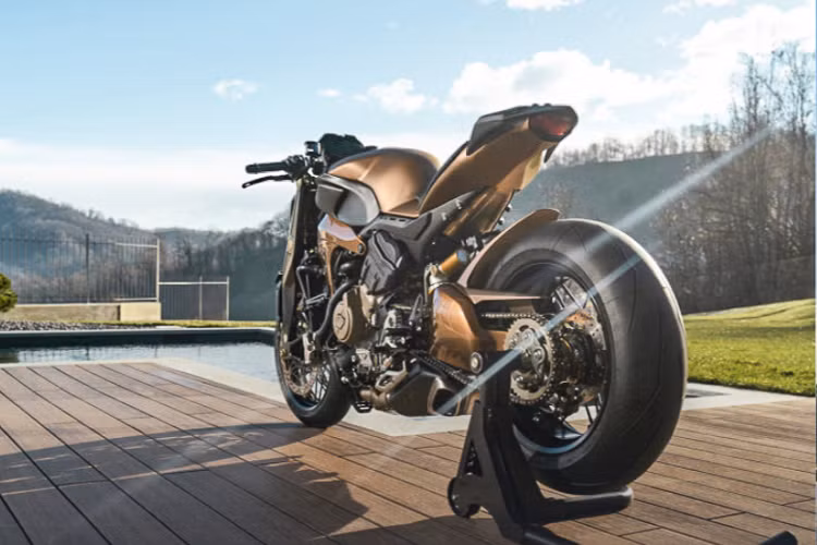 Yên xe được bọc da dệt thủ công của Foglizzo Leather, loại da xịn được sản xuất riêng kết hợp cùng miếng đệm tựa lưng in nổi logo V4 Penta đẹp mắt.