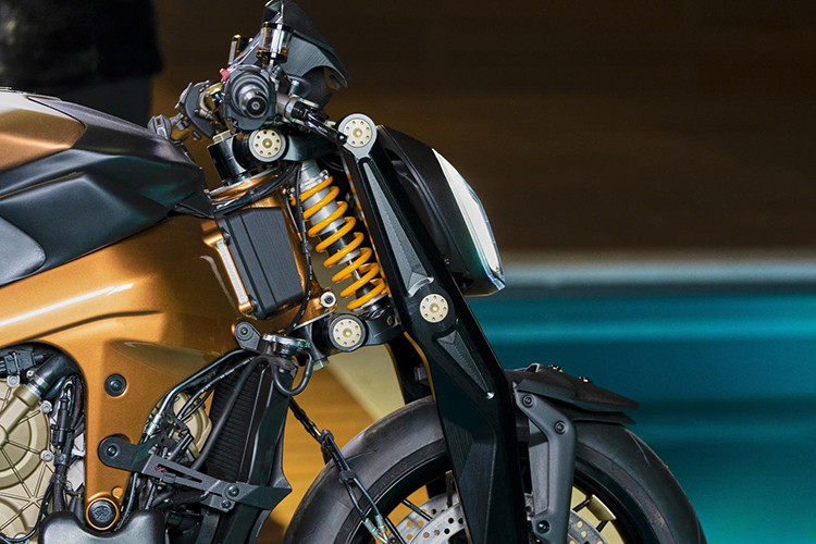 Officine GP Design lựa chọn đèn pha này bởi thiết kế dải LED khá phù hợp với thiết kế bộ phuộc trước mà xưởng độ đã dày công nghiên cứu.