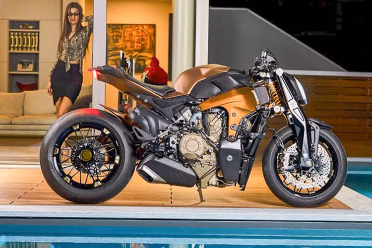 Hệ thống treo Ohlins FG Racing hoạt động theo hình bình hành với bộ chảng ba hoàn toàn mới và độc đáo. Hệ thống treo trước này giúp người lái có thể điều khiển xe một cách chính xác và kích thích hơn. Đồng thời tạo nét thẩm mỹ đặc biệt hơn cho bản độ.