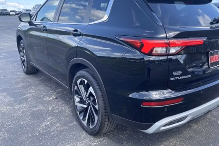 Bên phần hông xe, Mitsubishi Outlander 2022 tỏ rõ sự trưởng thành khi sở hữu thân hình vuông vức hơn mang đến cảm giác trường, rộng hơn cho người tiếp cận thực tế. Xe có bộ la-zăng phay bóng kích thước 20 inch tạo hình mới mẻ. Đặc biệt, điểm cải tiến nhất của chiếc CUV này còn đến từ gương chiếu hậu được rời xuống cánh cửa xe, mở rộng tầm quan sát 2 bên cho người lái.