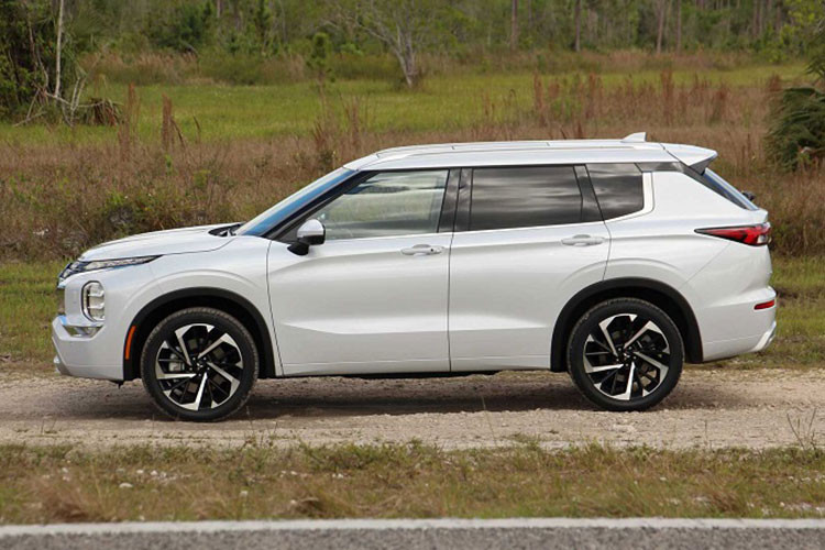 Mitsubishi Outlander 2022 được trang bị động cơ xăng PR25DD, dung tích 2.5L cho công suất cực đại 181 mã lực và mô-men xoắn 245 Nm. Cỗ máy trên ghép nối với hộp số tự động CVT và hệ dẫn động Super All-Wheel Control 4WD. 