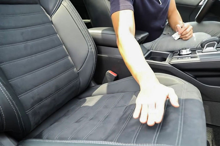 Ghế ngồi của xe cũng được cải thiện nhờ chiều dài cơ sở xe đạt 2.705 mm. Tuy nhiên, sự thoải mái sẽ chỉ tập trung ở 2 hàng ghế đầu, còn hàng ghế thứ 3 của xe vẫn phong cách đặc trưng của xe 5+2 và chủ yếu dành cho trẻ em hoặc để chứa đồ. Cải tiến mới của xe là phần ghế đã sử dụng da lộn mang đến cảm giác cao cấp như xe sang sẽ thu hút người dùng hơn.